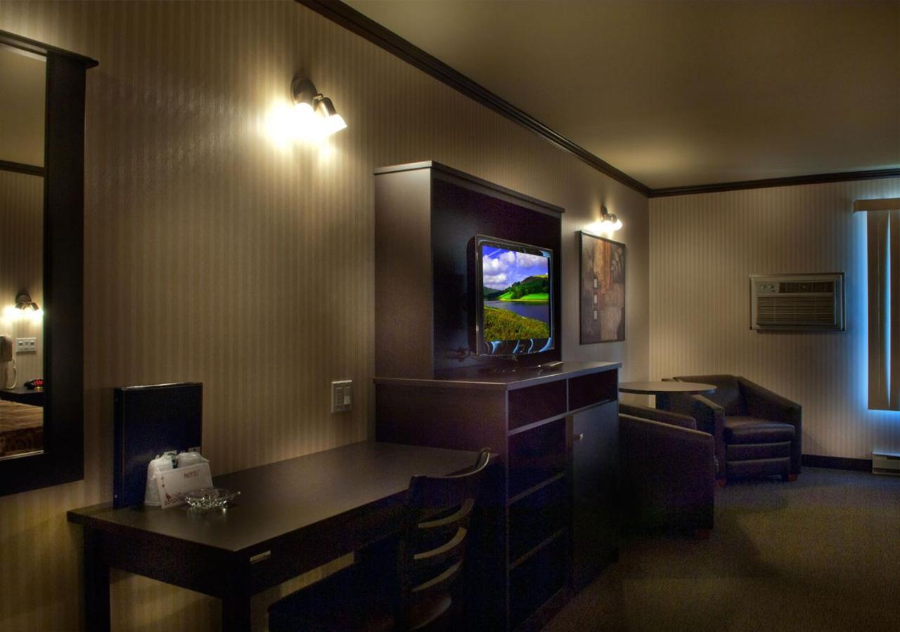 Hotel Ramada By Wyndham Laval Exteriér fotografie