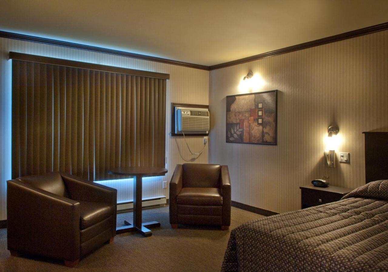 Hotel Ramada By Wyndham Laval Exteriér fotografie