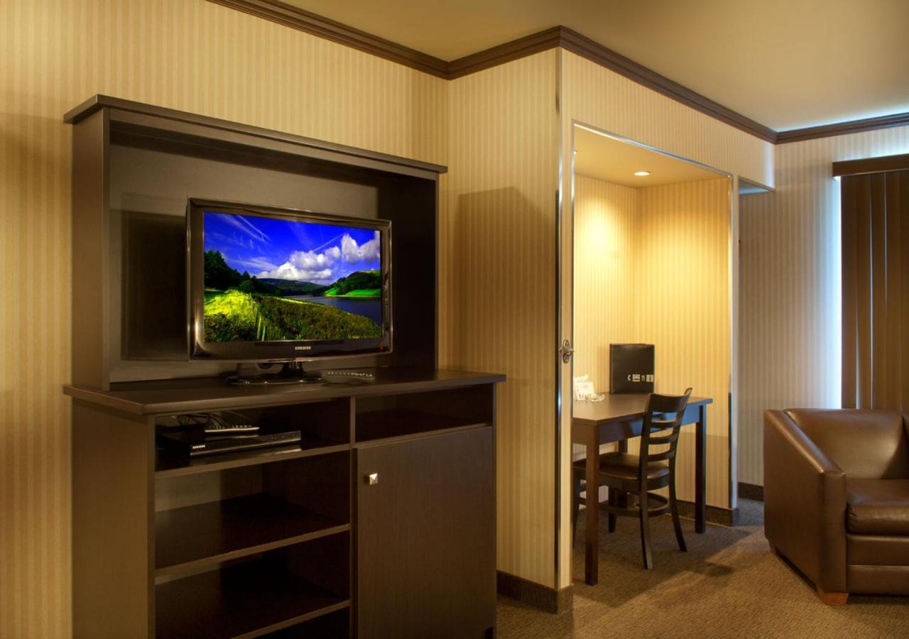 Hotel Ramada By Wyndham Laval Exteriér fotografie