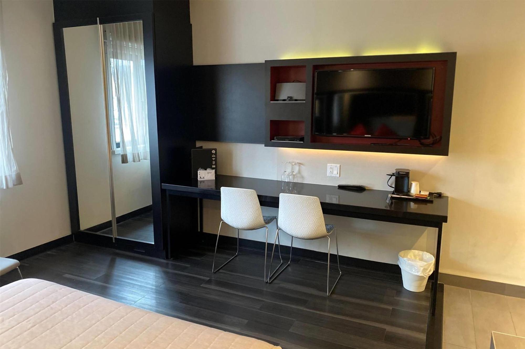 Hotel Ramada By Wyndham Laval Exteriér fotografie