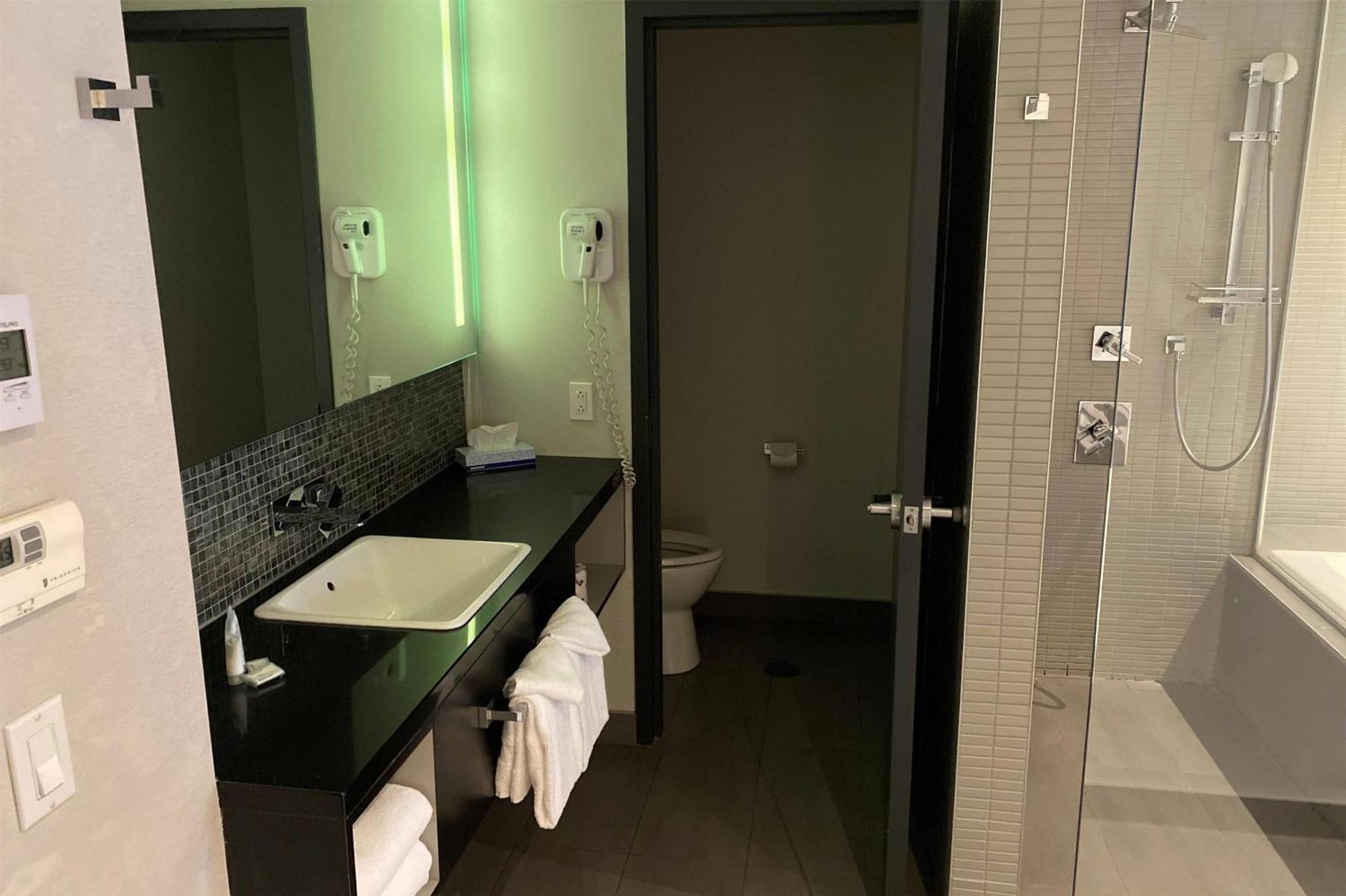 Hotel Ramada By Wyndham Laval Exteriér fotografie