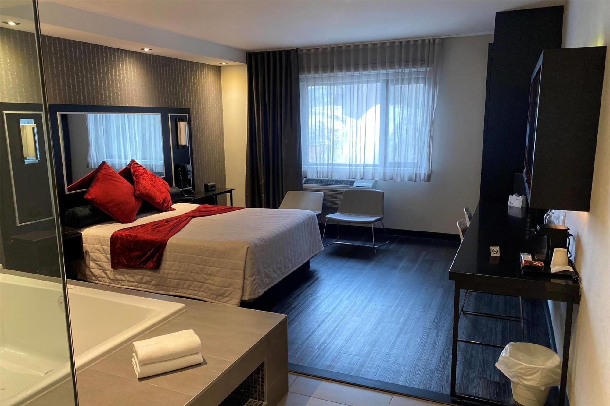 Hotel Ramada By Wyndham Laval Exteriér fotografie