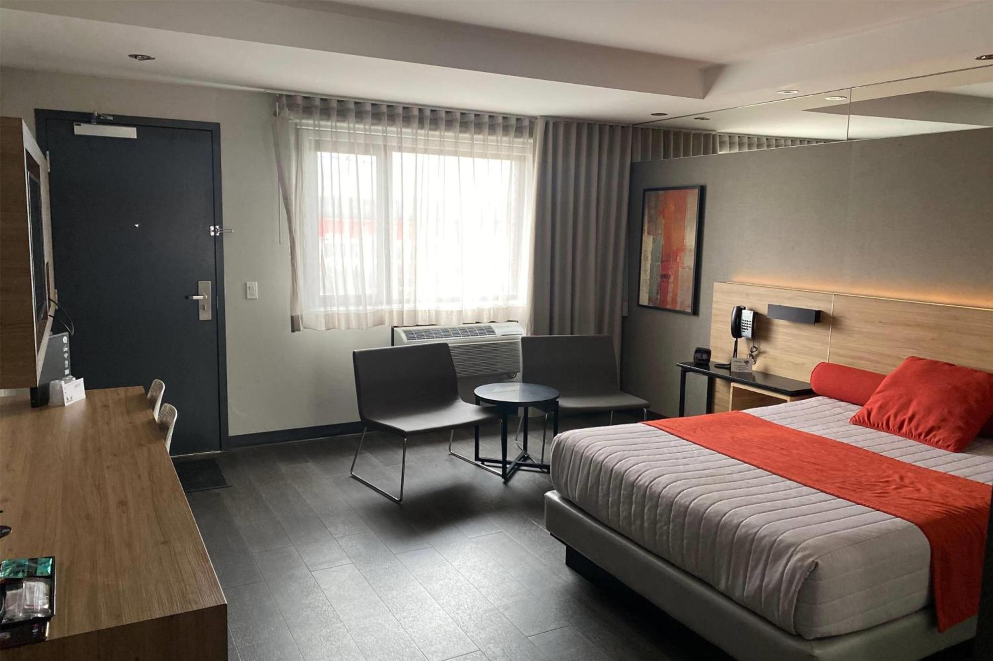 Hotel Ramada By Wyndham Laval Exteriér fotografie