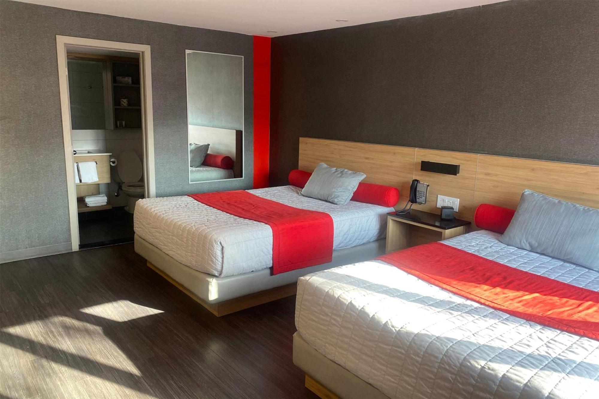 Hotel Ramada By Wyndham Laval Exteriér fotografie