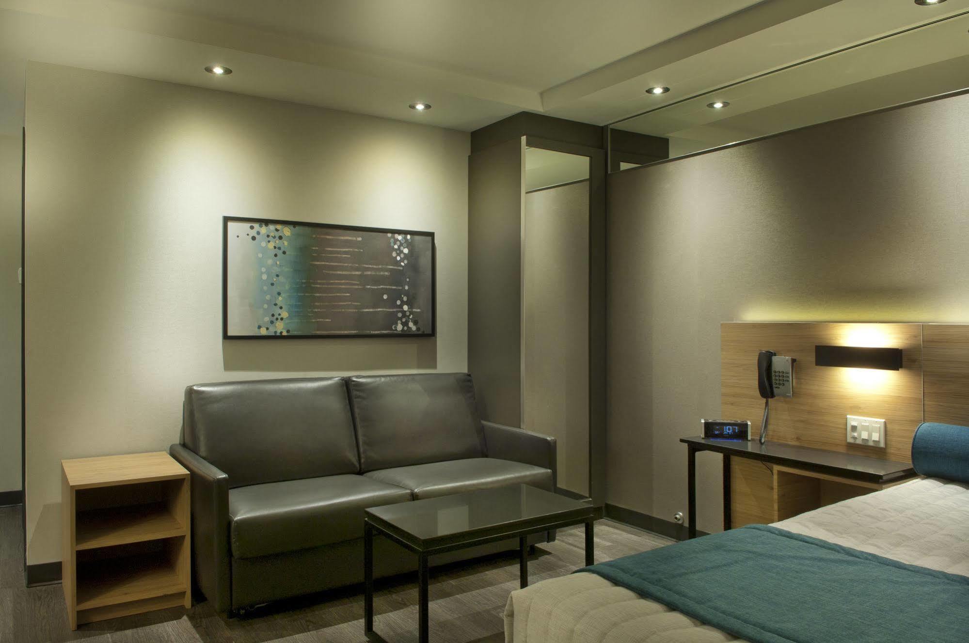Hotel Ramada By Wyndham Laval Exteriér fotografie