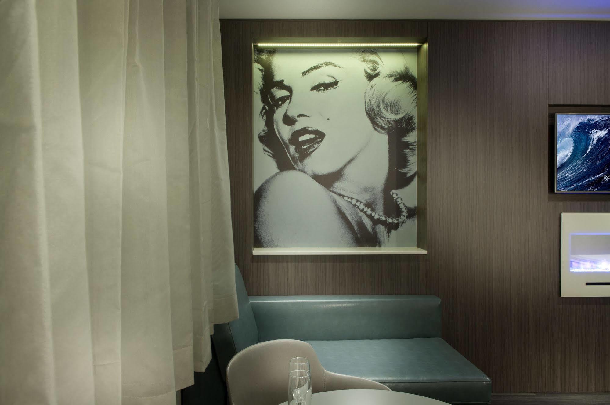 Hotel Ramada By Wyndham Laval Exteriér fotografie