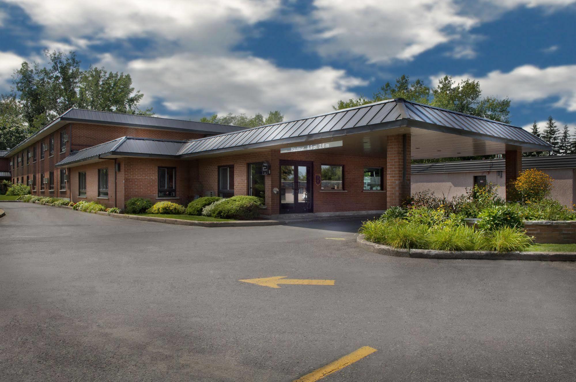 Hotel Ramada By Wyndham Laval Exteriér fotografie