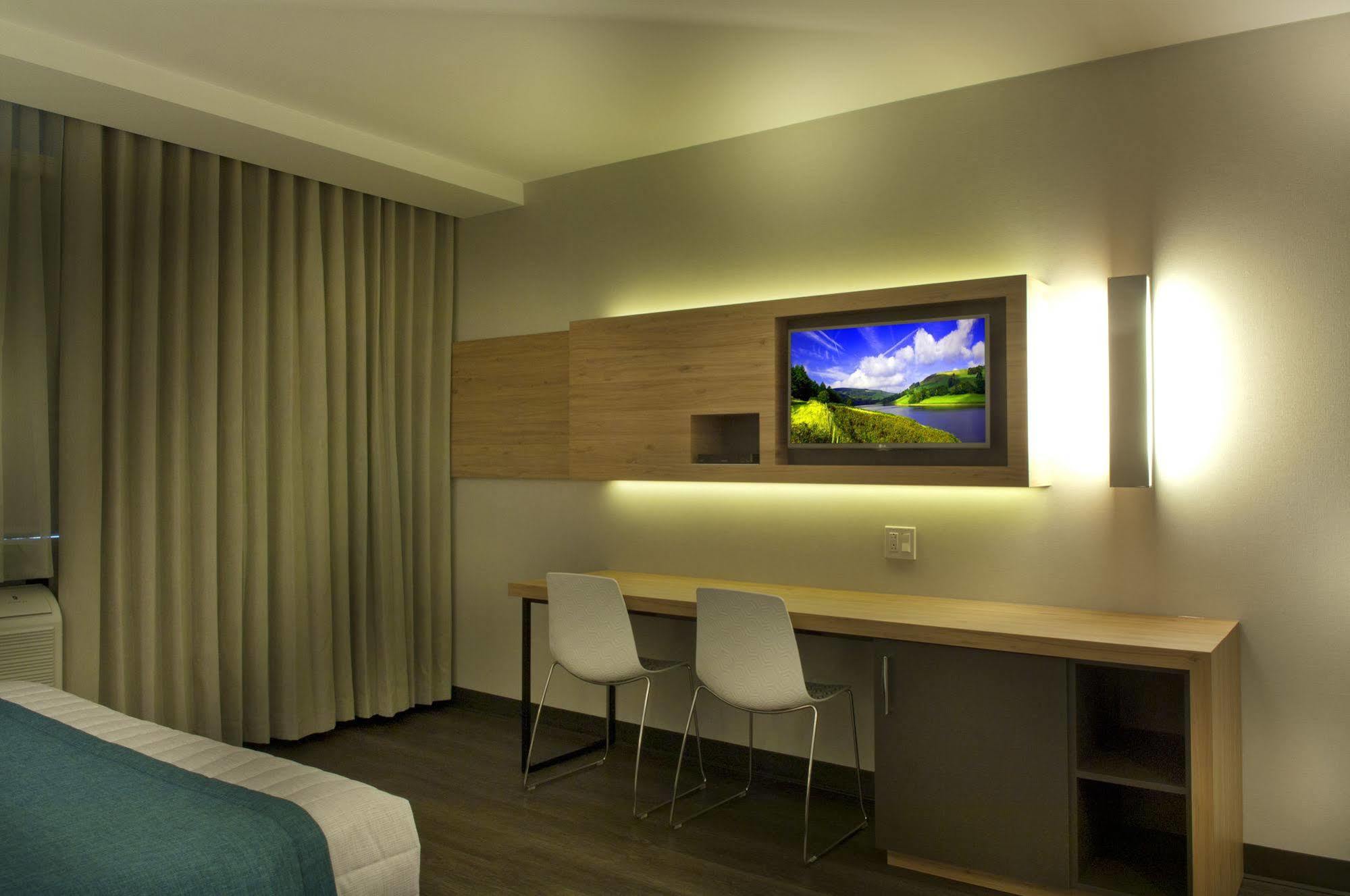 Hotel Ramada By Wyndham Laval Exteriér fotografie